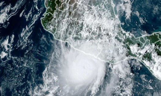 Siêu bão Otis tiến vào bờ biển phía nam Thái Bình Dương của Mexico, ngày 24.10.2023. Ảnh: NOAA