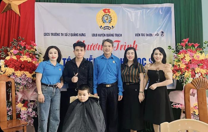 LĐLĐ huyện Quảng Trạch vừa cắt tóc miễn phí cho gần 100 học sinh trên địa bàn. Ảnh: Công Sáng
