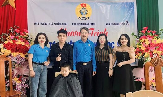 LĐLĐ huyện Quảng Trạch vừa cắt tóc miễn phí cho gần 100 học sinh trên địa bàn. Ảnh: Công Sáng