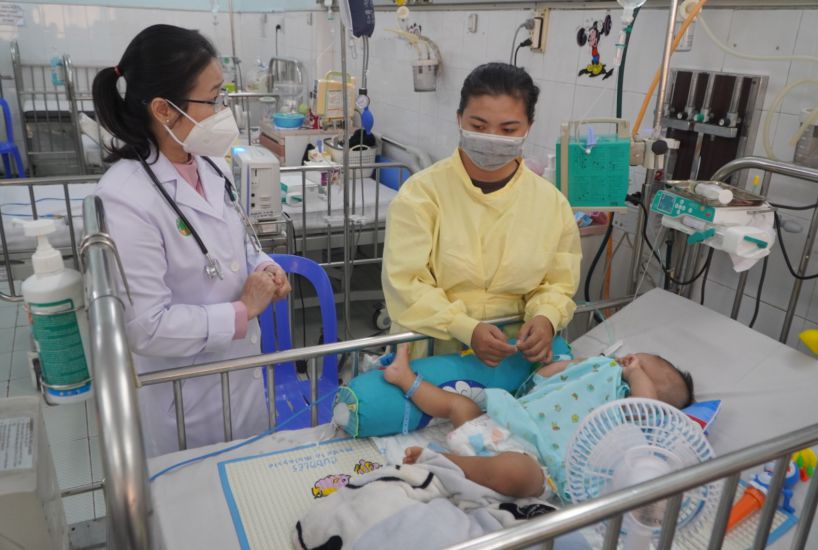 Bệnh nhi 9 tháng tuổi nhập viện và đang được điều trị tích cực. Ảnh: CHÂN PHÚC