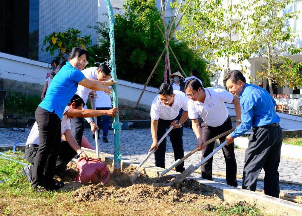 Trường Chính trị TP Cần Thơ tổ chức Lễ phát động “Tết trồng cây đời đời nhớ ơn Bác Hồ“. Ảnh: Mỹ Ly