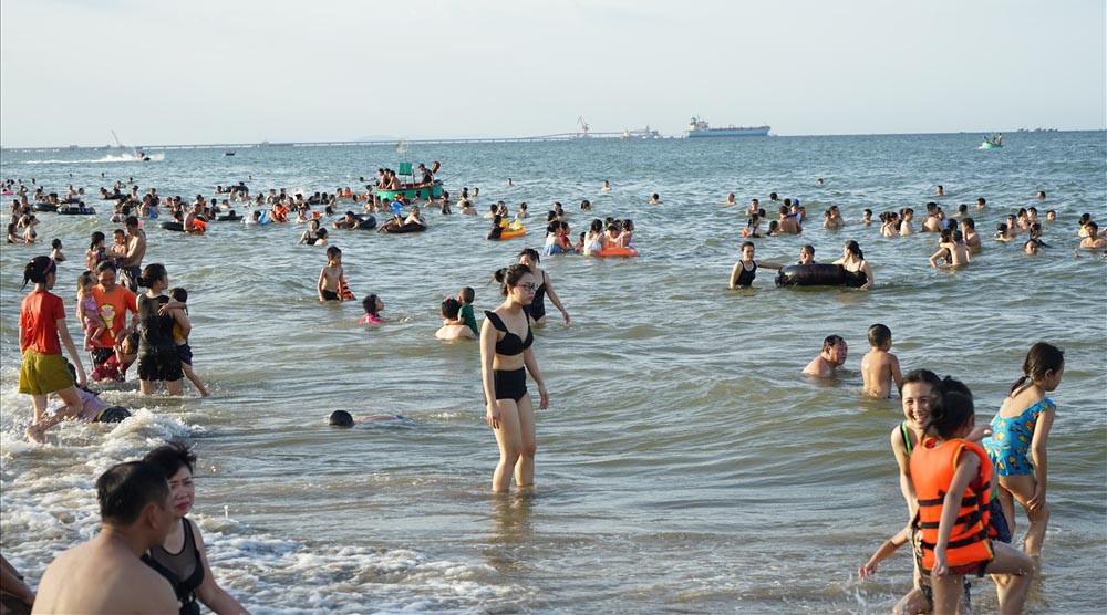 Năm 2024, Cửa Lò phấn đấu đón 4,15 triệu lượt khách du lịch. Ảnh: Quang Đại