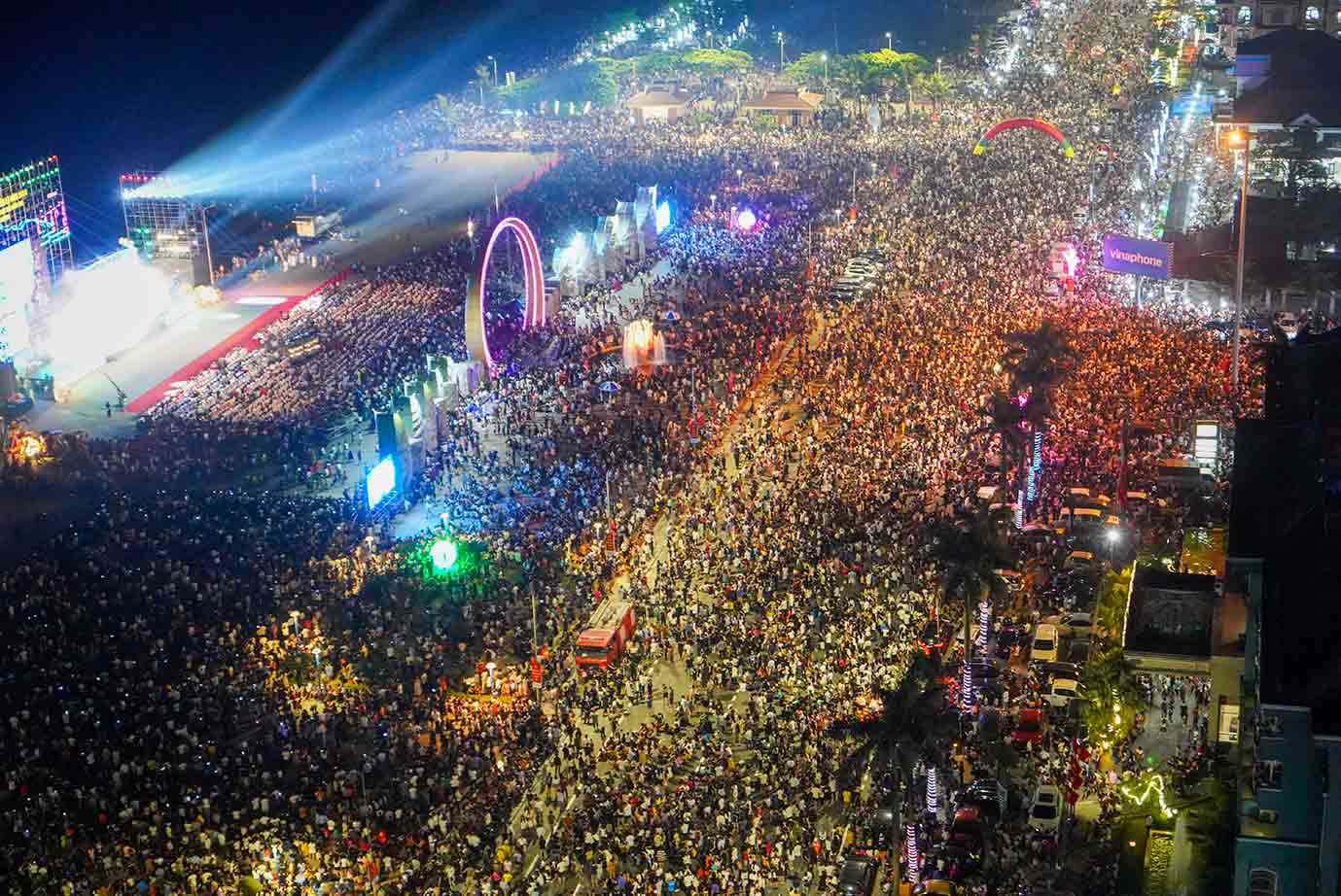 Hàng vạn du khách đổ về quảng trường Bình Minh xem lễ khai mạc mùa du lịch 2024. Ảnh: Duy Chương