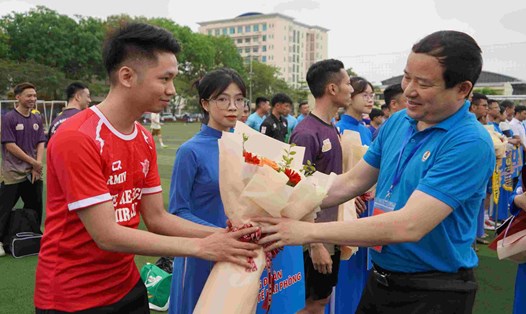 Lãnh đạo LĐLĐ TP Hải Phòng tặng hoa chúc mừng các đội bóng tham gia giải. Ảnh: Mai Dung