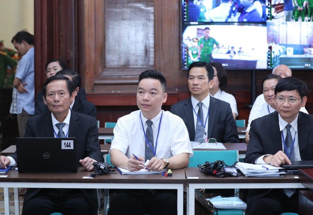 Luật sư Giang Hồng Thanh (áo trắng, thứ hai từ trái qua) - người bào chữa cho bà chủ Vạn Thịnh Phát. Ảnh: NVCC