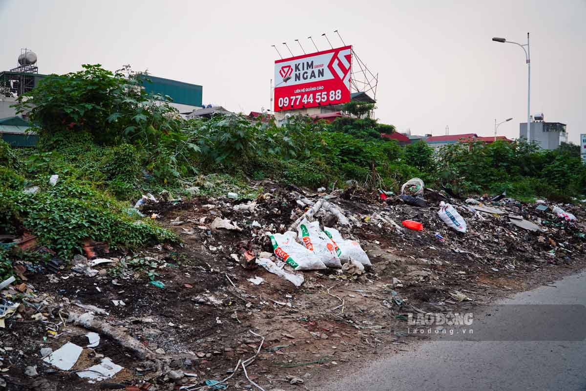 Cách đó một đoạn, cũng trên đê Nguyễn Khoái hướng đi về phía cầu Vĩnh Tuy, lại xuất hiện những bãi rác với nhiều rác thải sinh hoạt, phế liệu, cây cỏ mọc um tùm, bốc mùi hôi thối, khó chịu