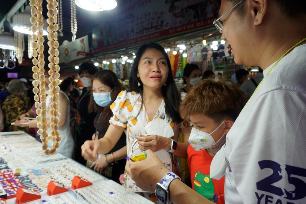 Du khách tham quan, mua sắm tại chợ đêm Phú Quốc. Ảnh: Nguyên Anh