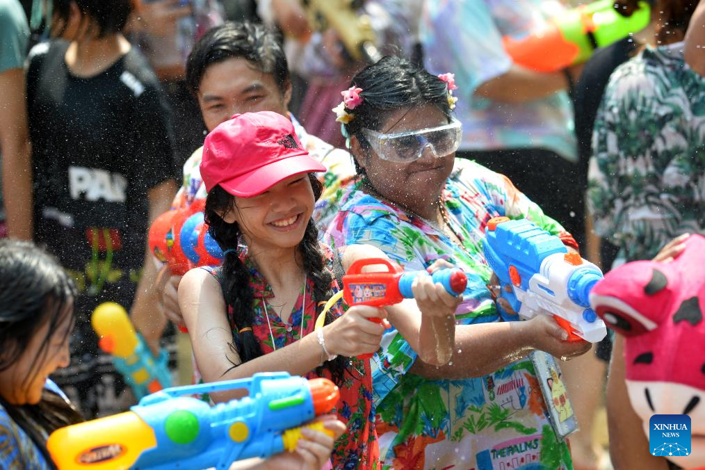 Người dân và du khách chơi súng nước ăn mừng lễ hội Songkran tại Bangkok, Thái Lan vào 13.4. Ảnh: Xinhua