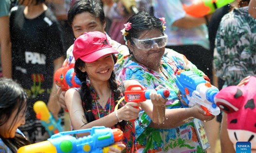 Người dân và du khách chơi súng nước ăn mừng lễ hội Songkran tại Bangkok, Thái Lan vào 13.4. Ảnh: Xinhua
