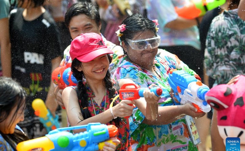 Người dân và du khách chơi súng nước ăn mừng lễ hội Songkran tại Bangkok, Thái Lan vào 13.4. Ảnh: Xinhua