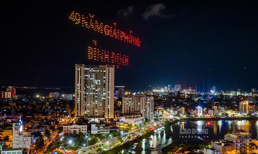Màn trình diễn ánh sáng bằng thiết bị bay không người lái trong Tuần lễ Amazing Binh Dinh Fest 2024. Ảnh: Dũng Nhân