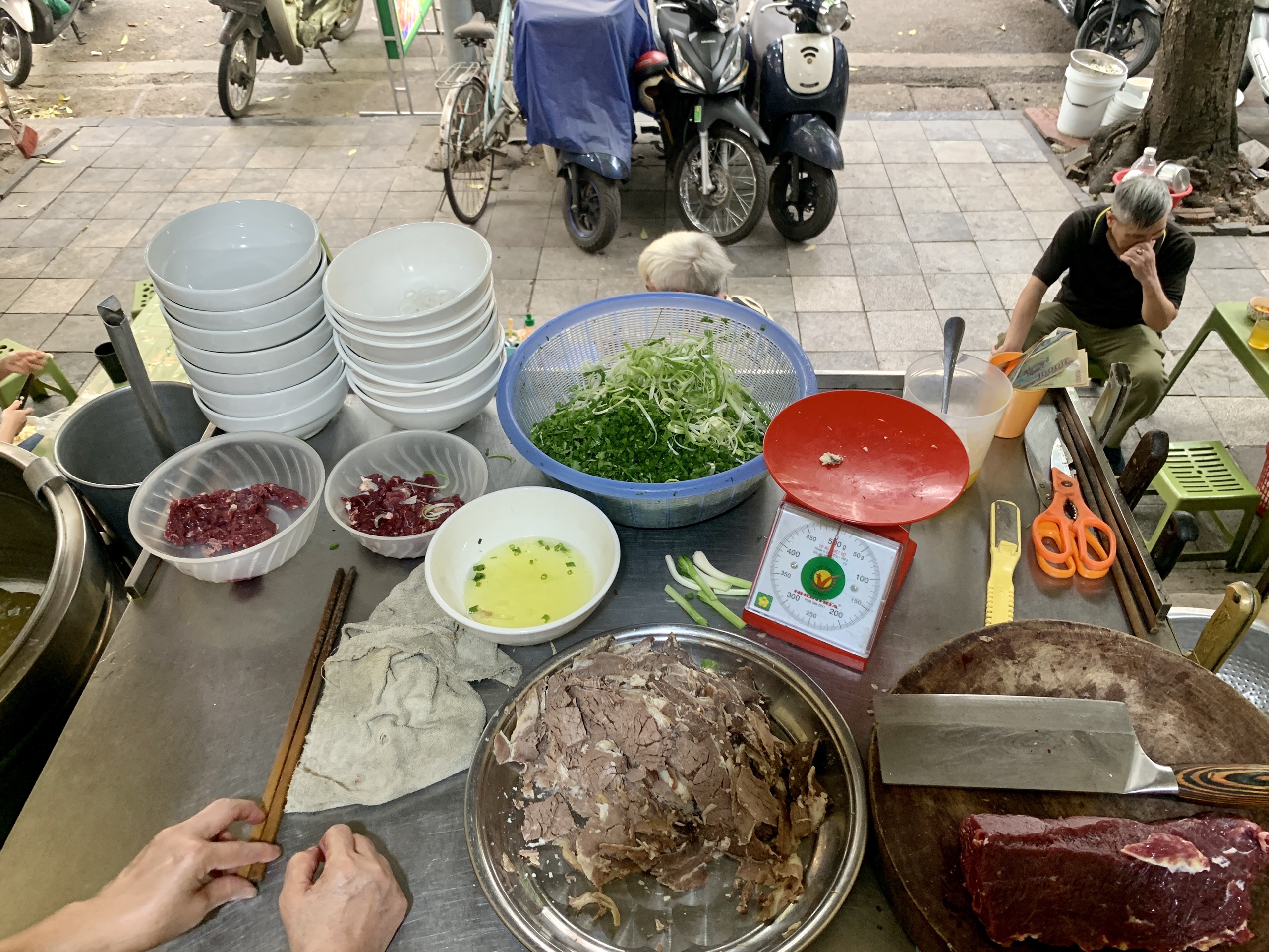 Quầy hàng của quán phở bò tại phố Phùng Hưng. Ảnh: Nhật Minh