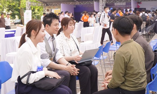 Doanh nghiệp phỏng vấn trực tiếp sinh viên Đà Nẵng tại ngày hội. Ảnh: Thùy Trang