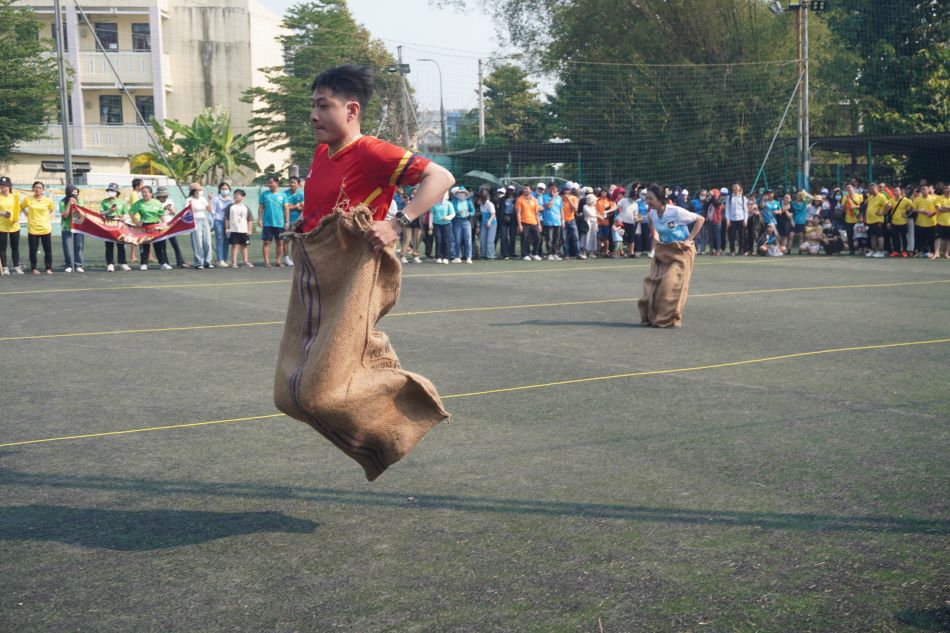 Các vận động viên tranh tài ở bộ môn nhảy bao bố. Ảnh: Mỹ Linh