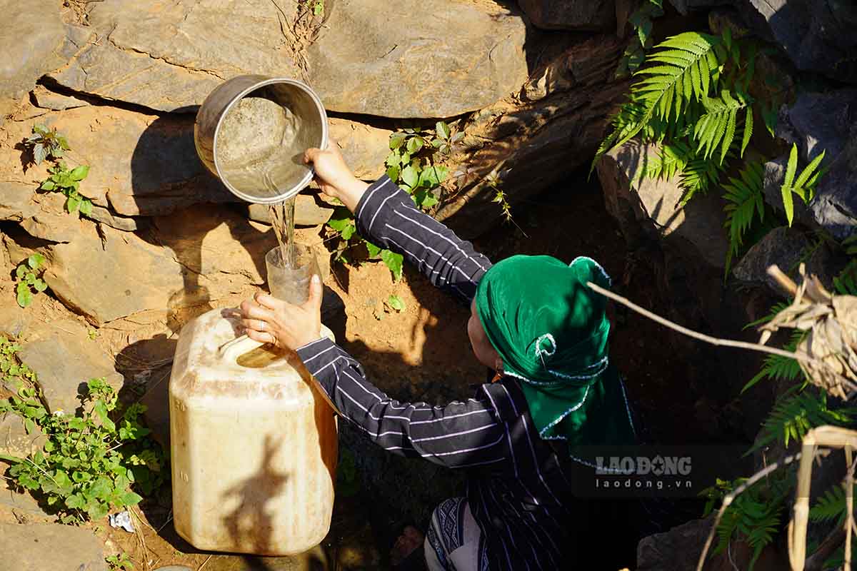 Đều đặn vào 5h sáng, chị Thò Thị Mỷ (thôn Đề Chia) cùng mọi người đến khe núi duy nhất trong thôn còn nước để lấy từng ca nước cho vào can nhựa 20 lít. Chỗ nước này sẽ phục vụ nhu cầu sinh hoạt trong ngày.