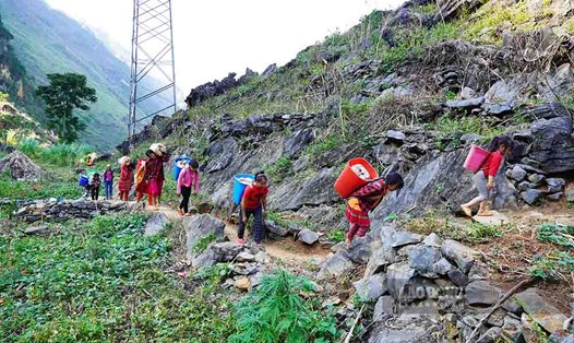 Người dân vùng cao nguyên đá Hà Giang gùi nước về dùng giữa mùa khô hạn.