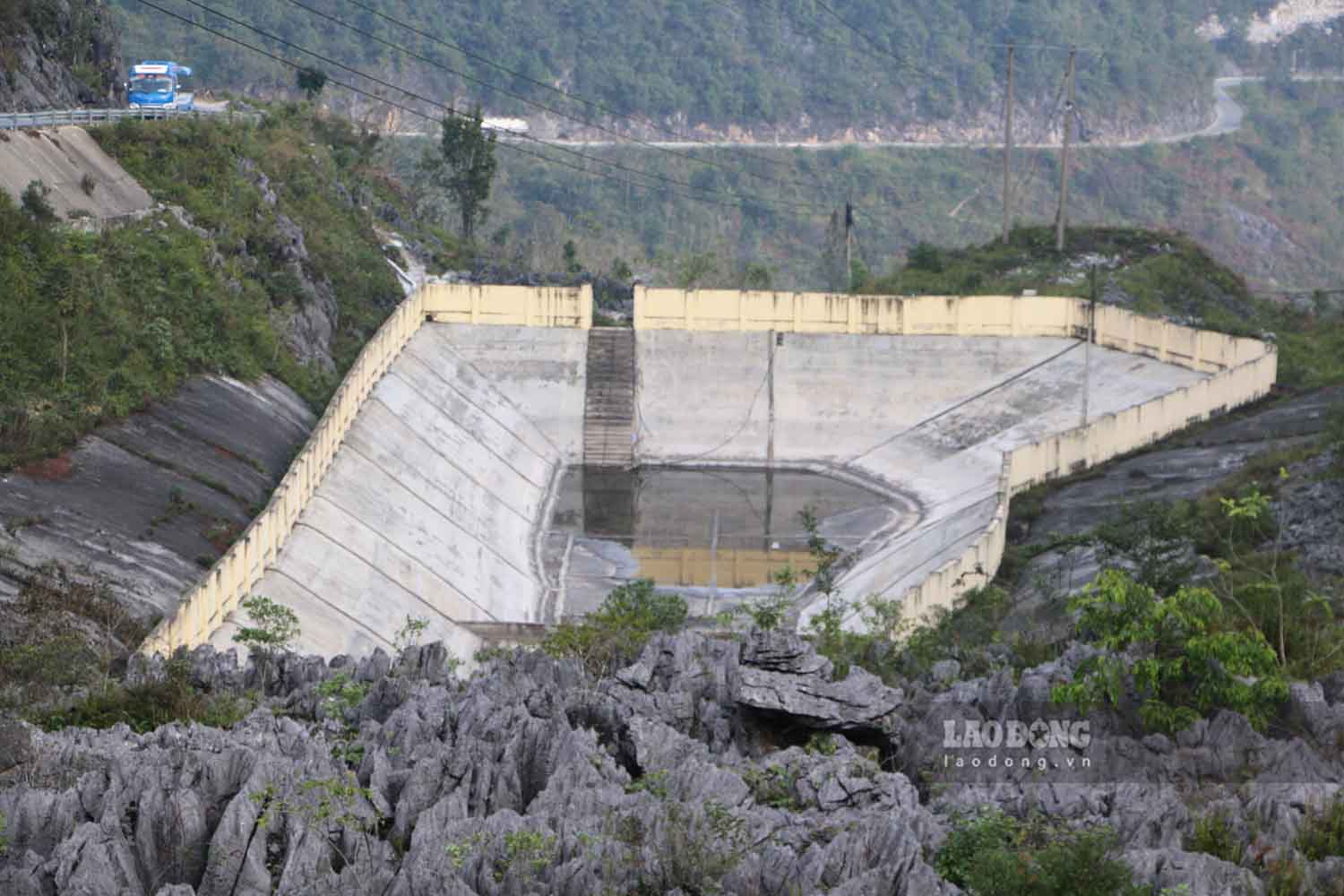 Thời điểm cuối tháng 4.2024 cũng là lúc hàng loạt hồ chứa nước nhân tạo tại các huyện vùng cao núi đá Mèo Vạc, Đồng Văn rơi vào tình trạng cạn khô trơ đáy.