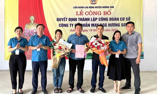 Trao quyết định thành lập Công đoàn cơ sở Công ty CP May BGG Hương Sơn. Ảnh: Sơn Tuấn.