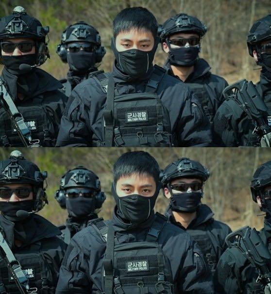 Ánh mắt mạnh mẽ của V (BTS) trong video quảng bá của quân đội. Ảnh: Naver
