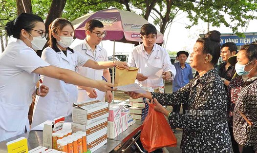 Đoàn công tác của Bộ Y tế tổ chức khám bệnh, cấp phát thuốc miễn phí cho hơn 1.000 người dân tại Điện Biên nhân Kỷ niệm 70 năm Chiến thắng Điện Biên Phủ. Ảnh: Văn Thành Chương