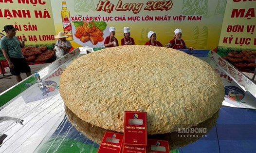 Chiếc chả mực xác lập kỷ lục Việt Nam nặng 200kg, đường kính 2,5m, cao 30cm. Ảnh: Đoàn Hưng
