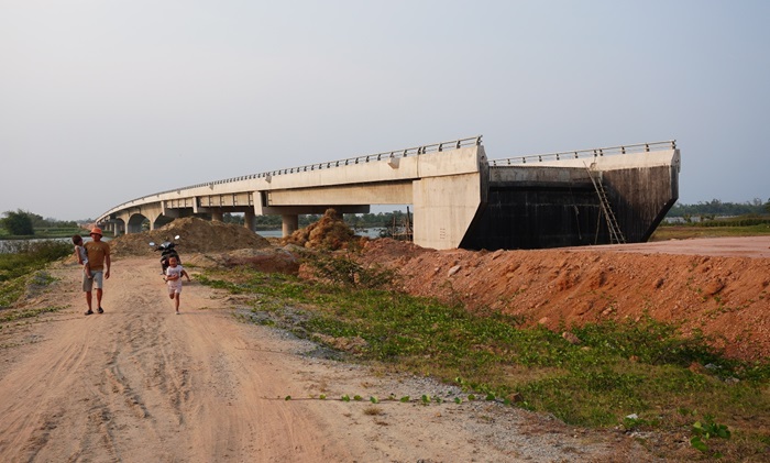 Cầu Cửa Lở thuộc tuyến đường ven biển Dung Quất - Sa Huỳnh giai đoạn IIa hiện đang dang dở, không có nhân lực thi công. Ảnh: Viên Nguyễn