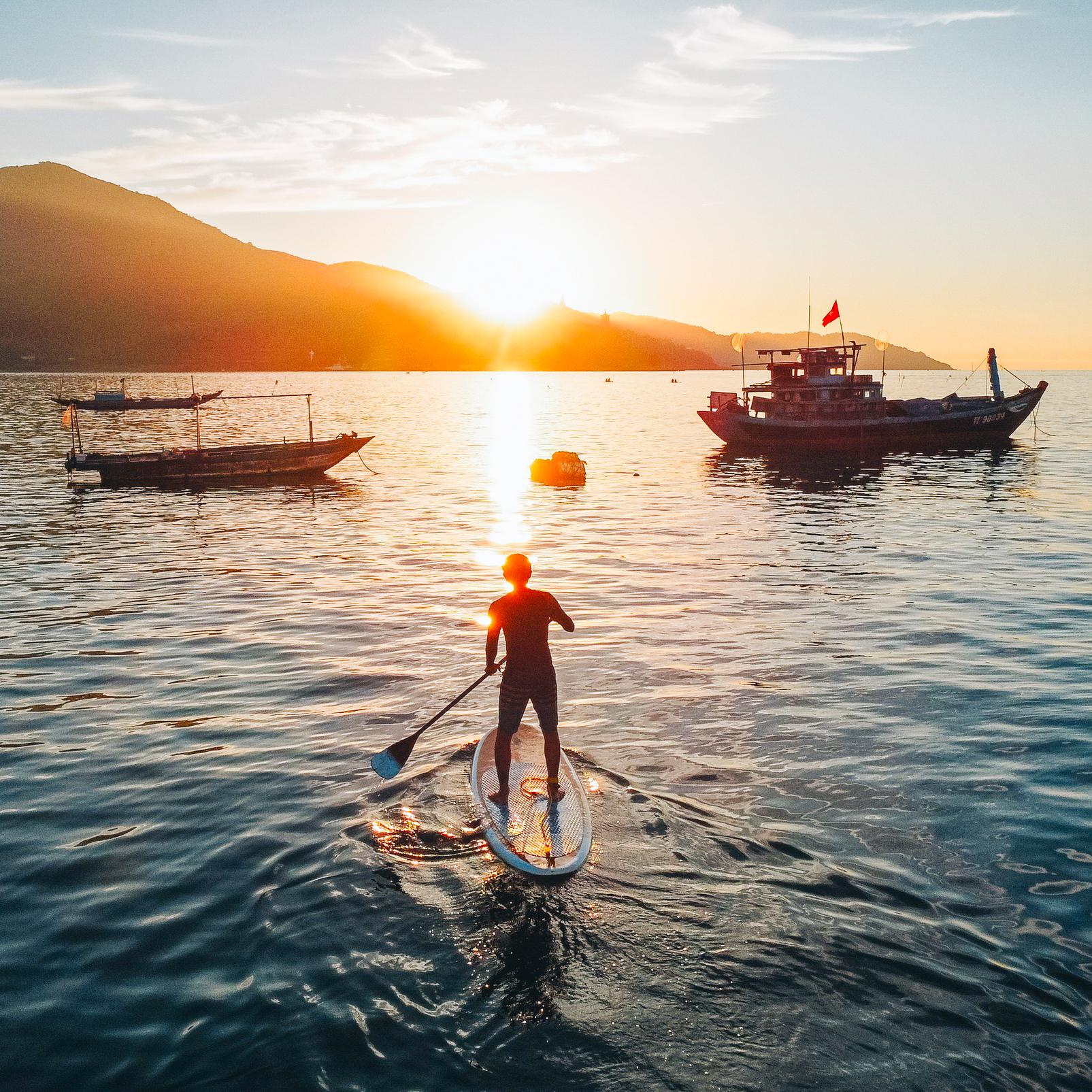 Rowing to welcome the sunrise at Man Thai beach: This is almost a "must try" activity when coming to Da Nang for those who love the sea. According to Mr. Tuan, the sea area on Son Tra peninsula is very calm in the early morning and can welcome the sunrise, so anyone who is new to surfing can easily row while enjoying the scenery.