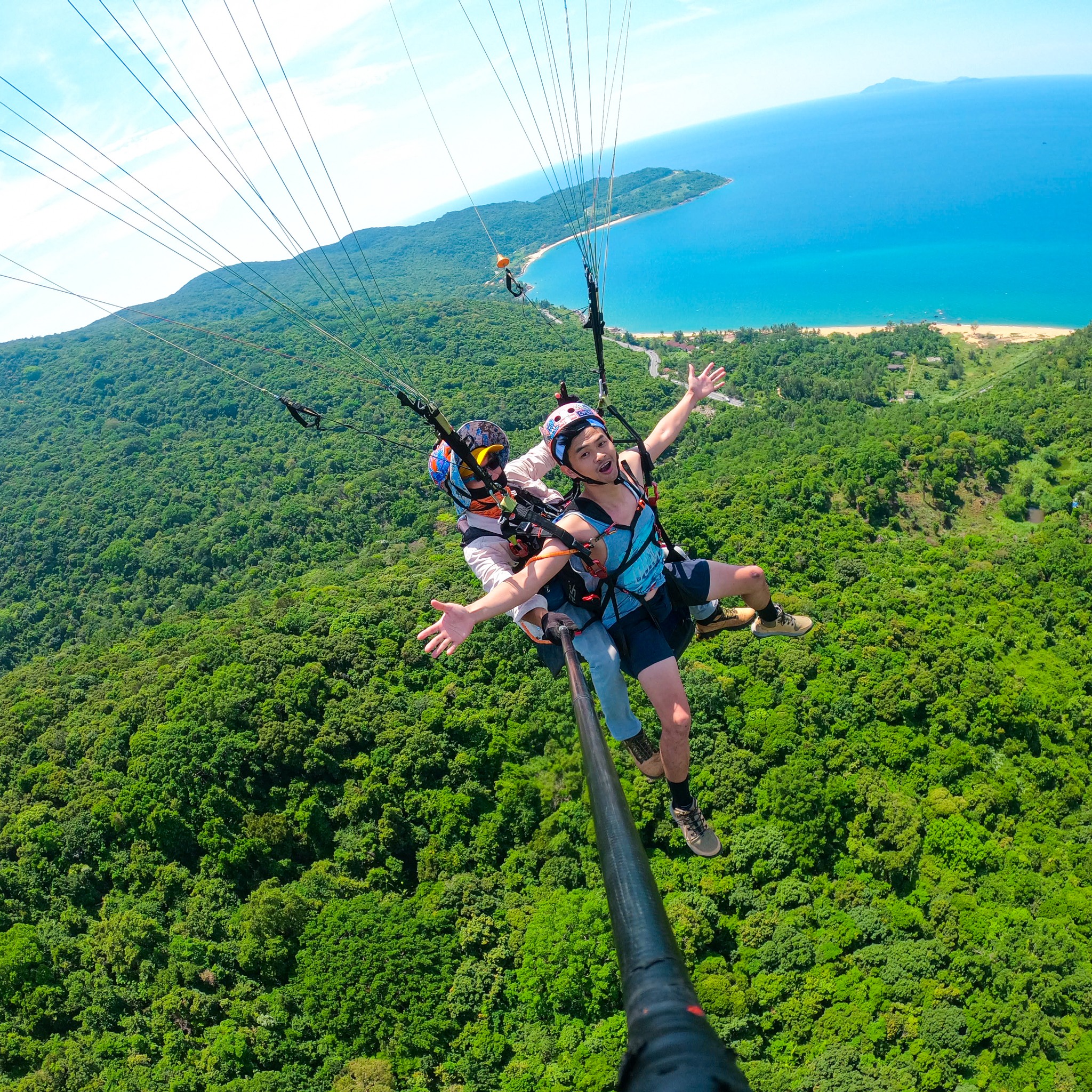 The starting point is usually Son Tra peninsula with an altitude of nearly 700m above sea level. A paragliding flight costs 1,8 million VND. You will be accompanied by an experienced pilot who will guide you, ensure your safety while flying, and assist in capturing memorable moments.