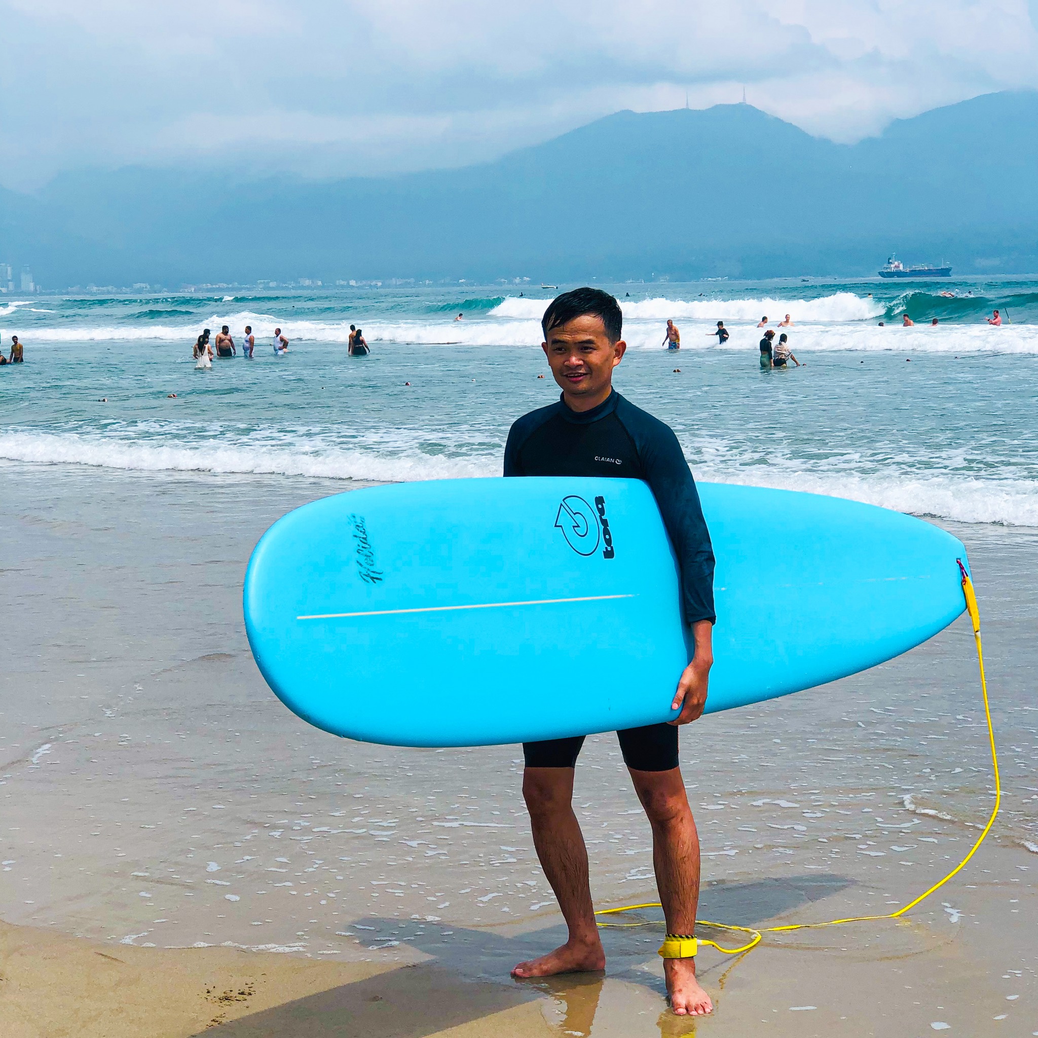 Surfing: Anyone who wants to try more sporty activities can't miss surfing. In Da Nang, there are surfing classes with kites, boards, windsurfing... to help you practice and practice this subject right away. Some places where you can surf here are My Khe beach, Nam O reef, Nuoc beach...
