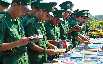 Các chiến sĩ đọc sách tại mô hình “Hộp sách, báo thao trường”. Ảnh: Ngọc Bình