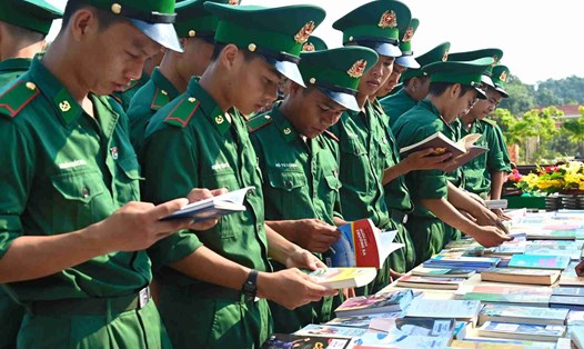 Các chiến sĩ đọc sách tại mô hình “Hộp sách, báo thao trường”. Ảnh: Ngọc Bình