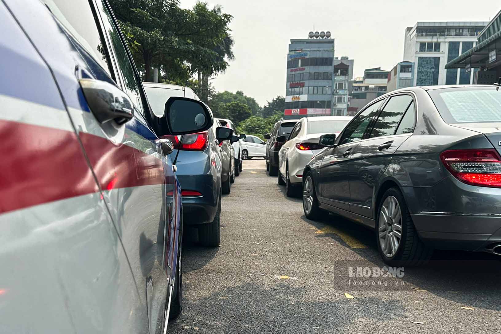 Hàng dài phương tiện nối đuôi nhau chờ đăng kiểm tại Trung tâm đăng kiểm xe cơ giới số 2925D (phố Trần Vĩ, phường Mai Dịch, quận Cầu Giấy).