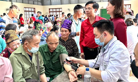 Bác sĩ trẻ khám bệnh cho người dân tại huyện Thuận Châu. Ảnh: Kim Quy