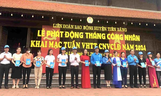 LĐLĐ huyện Tiên Lãng trao 30 suất quà tặng công nhân có hoàn cảnh khó khăn tại lễ phát động Tháng Công nhân 2024. Ảnh: Thu Hà