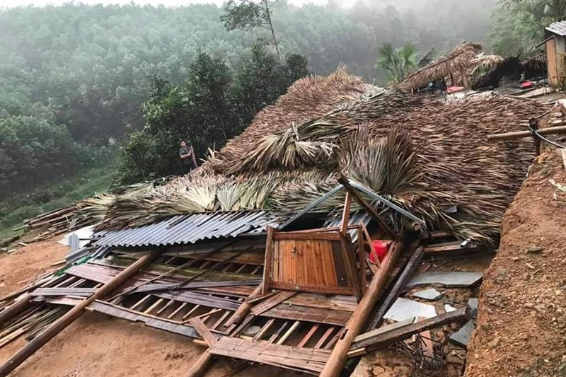 Nhiều nhà dân ở Yên Bái bị sập đổ do dông lốc. Ảnh: Người dân cung cấp 