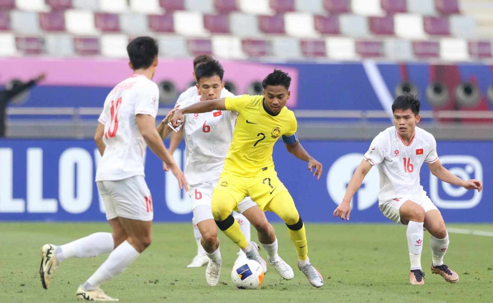 Những phút cuối hiệp 1, U23 Việt Nam đã hóa giải các tình huống nguy hiểm do U23 Malaysia tạo ra. Ảnh: VFF