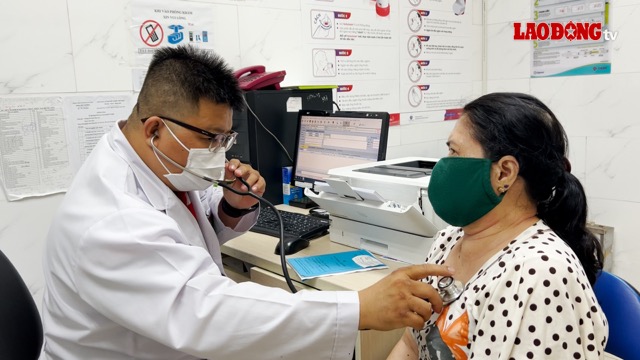 Bệnh nhân được chủ động đo huyết áp khi đến cơ sở y tế  khám các bệnh lý khác. Ảnh: NGUYỄN LY