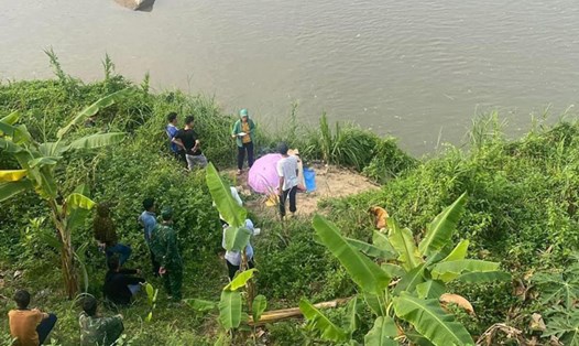 Khu vực trục vớt thi thể người phụ nữ tại bờ sông Hồng, thành phố Lào Cai. Ảnh: Người dân cung cấp
