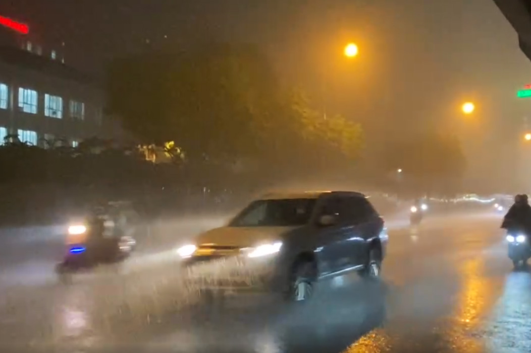 Hà Nội có mưa lớn tối 20.4. Ảnh: Thế Kỷ