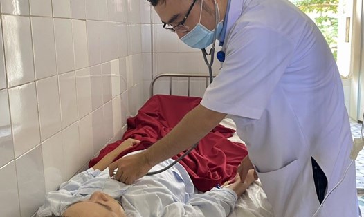 Bác sĩ Bệnh viện Trung ương Huế thăm khám cho bệnh nhân bị sốt rét ngoại lai. Ảnh: Lan Hương.