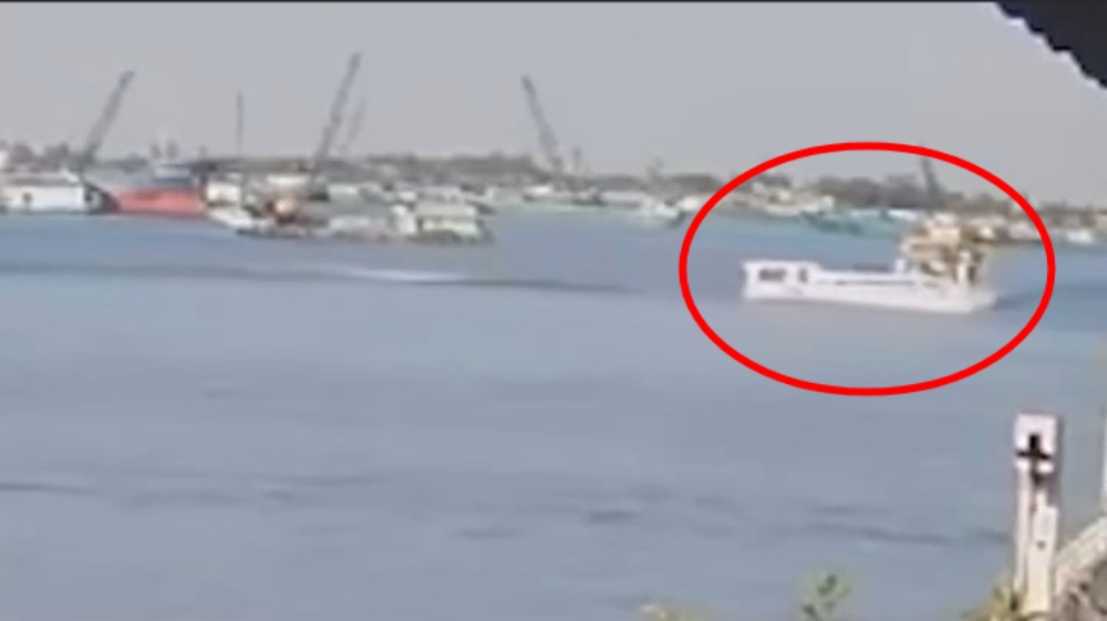 Hình ảnh ghi lại vụ va chạm giao thông giữa phà và tàu du lịch. Ảnh cắt từ camera. 