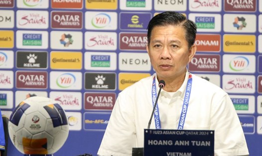 Huấn luyện viên Hoàng Anh Tuấn hài lòng về màn thể hiện của U23 Việt Nam trước U23 Malaysia. Ảnh: VFF