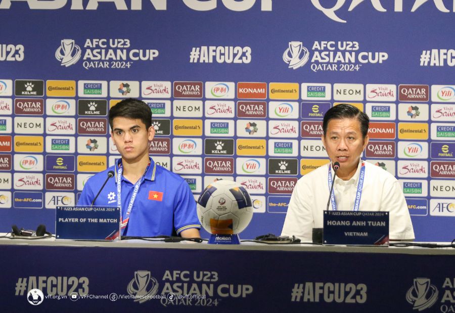 Huấn luyện viên Hoàng Anh Tuấn và tiền vệ Khuất Văn Khang ở buổi họp báo sau trận đấu giữa U23 Việt Nam và U23 Malaysia. Ảnh: VFF