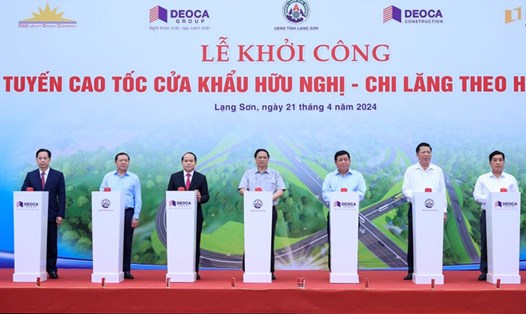 Thủ tướng Chính phủ Phạm Minh Chính và các đại biểu phát lệnh khởi công đoạn cuối cùng trên tuyến cao tốc Bắc Nam phía đông. Ảnh: Bùi Thơm