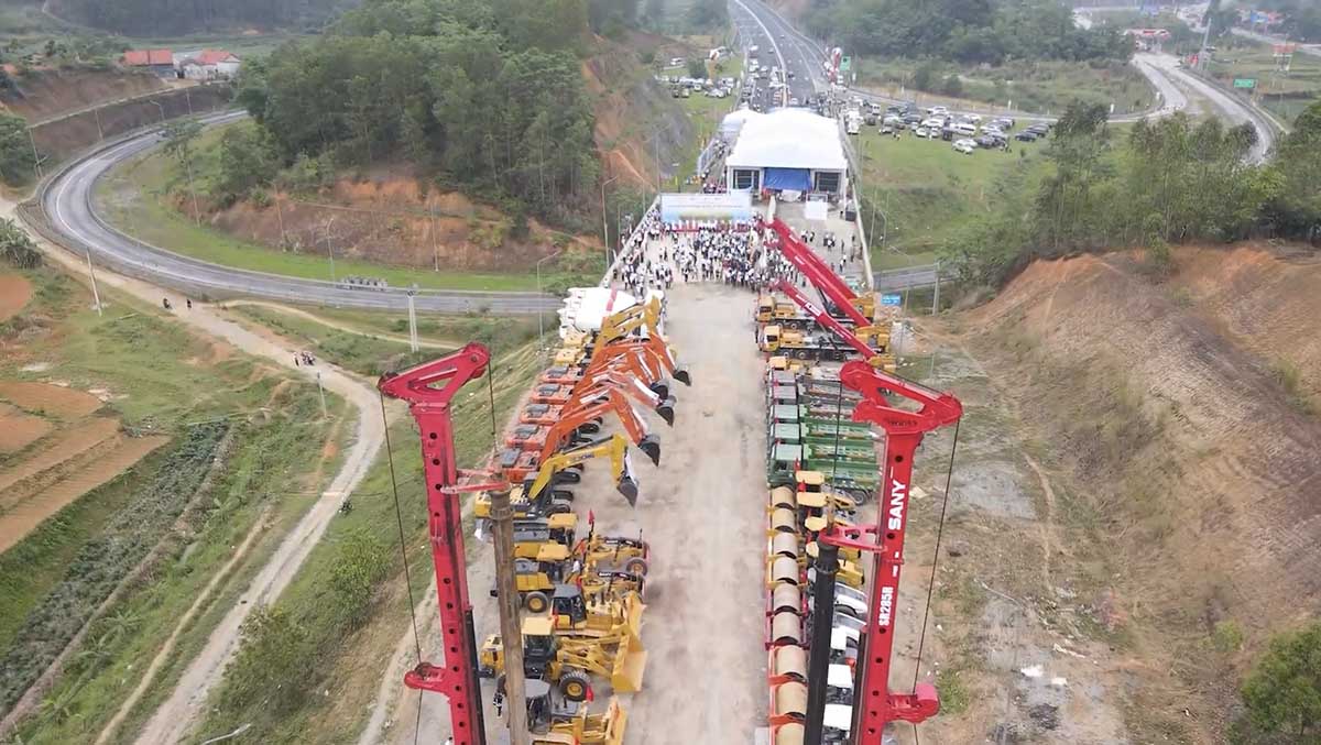 Các phương tiện, máy móc được huy động để thi công dự án tuyến cao tốc cửa khẩu Hữu Nghị - Chi Lăng với tổng nguồn vốn hơn 11.000 tỉ đồng. Ảnh: Bùi Thơm