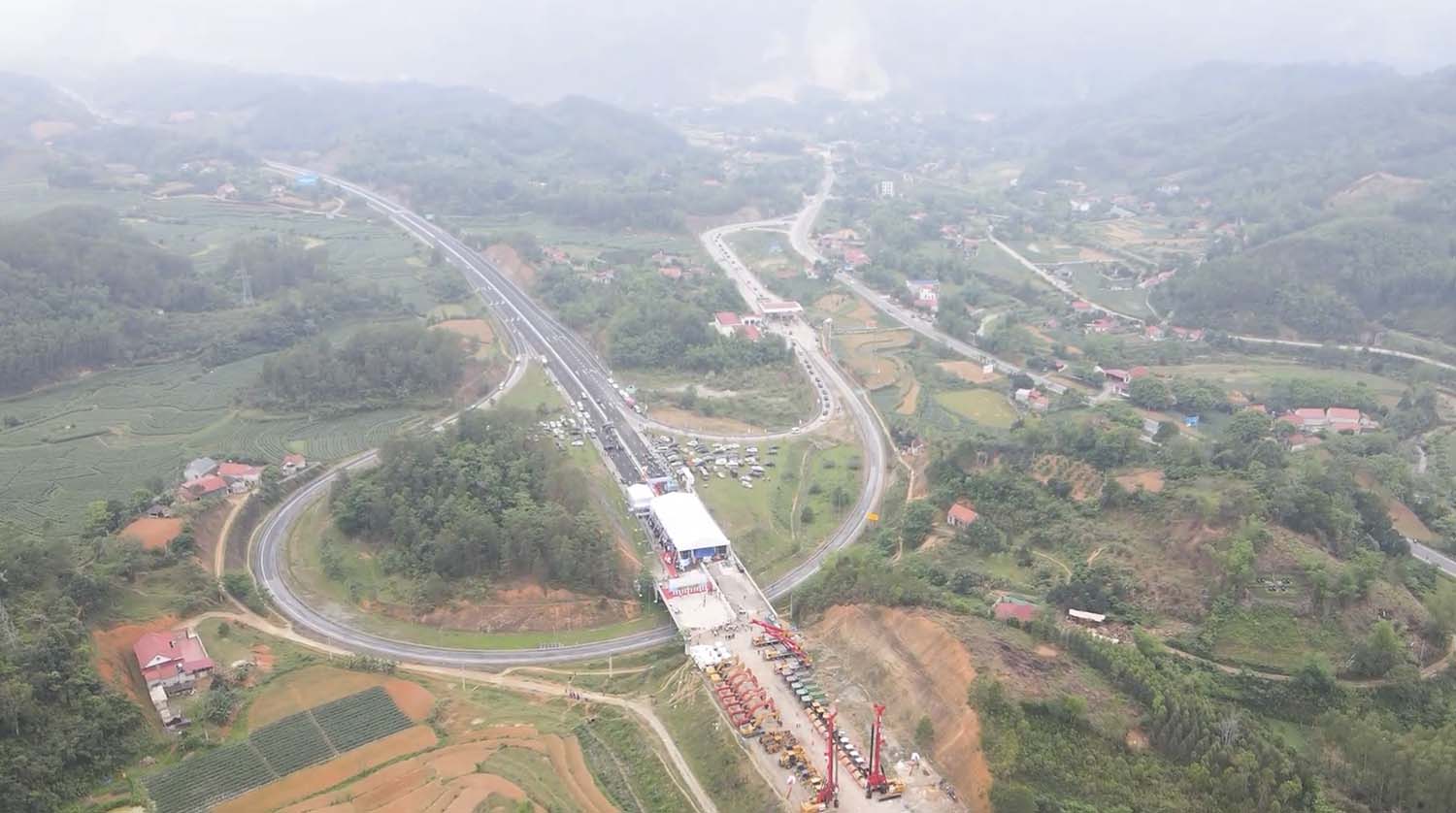 Dự án tuyến cao tốc cửa khẩu Hữu Nghị - Chi Lăng được thực hiện trên địa bàn các huyện: Chi Lăng, Cao Lộc, Văn Lãng và Thành phố Lạng Sơn; có tổng chiều dài gần 60 km. Ảnh: Bùi Thơm