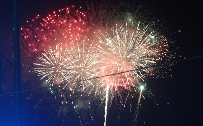 Màn pháo hoa tại một chương trình khai trương mùa du lịch biển Hà Tĩnh ở biển Thiên Cầm. Ảnh: Trần Tuấn.