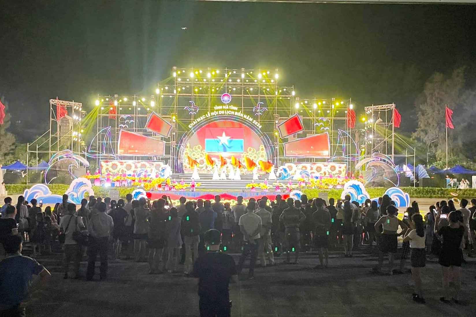 Tổng duyệt chương trình nghệ thuật khai trương du lịch biển Hà Tĩnh tối 20.4. Ảnh: Đoàn Tuấn.