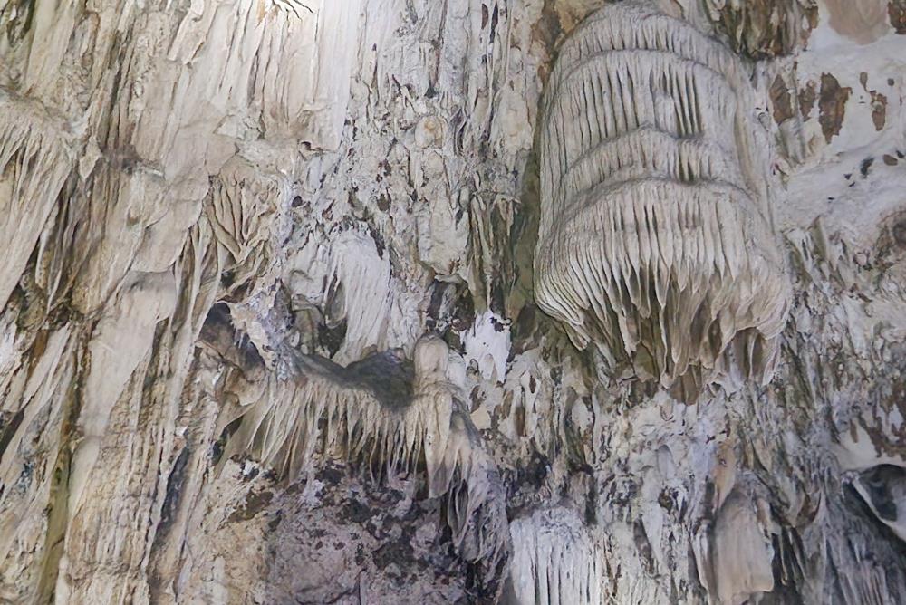 Trong quá trình khai thác đã phát hiện một hang động với những nhũ đá tự nhiên rất đẹp. Ảnh: Minh Hoàng