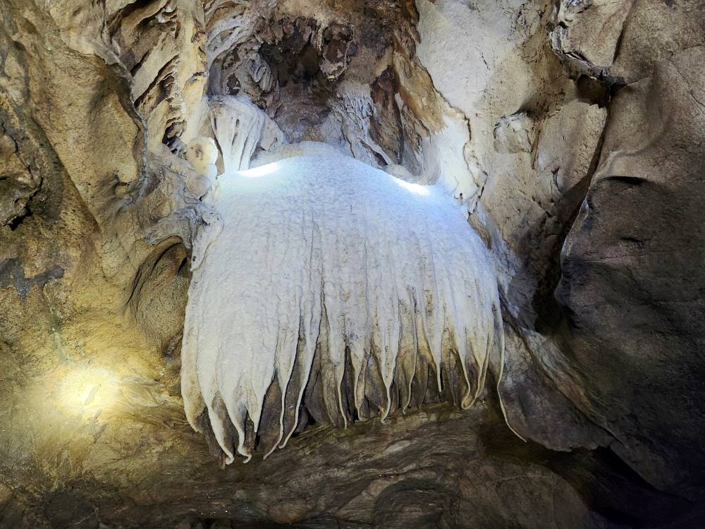Qua kiểm tra thực tế, Sở Văn hoá Thể thao và Du lịch Thanh Hóa nhận thấy, đây là một hang động có suối nước ngầm chảy bên trong và nhiều thạch nhũ đá tự nhiên rất đẹp. Ảnh: Minh Hoàng